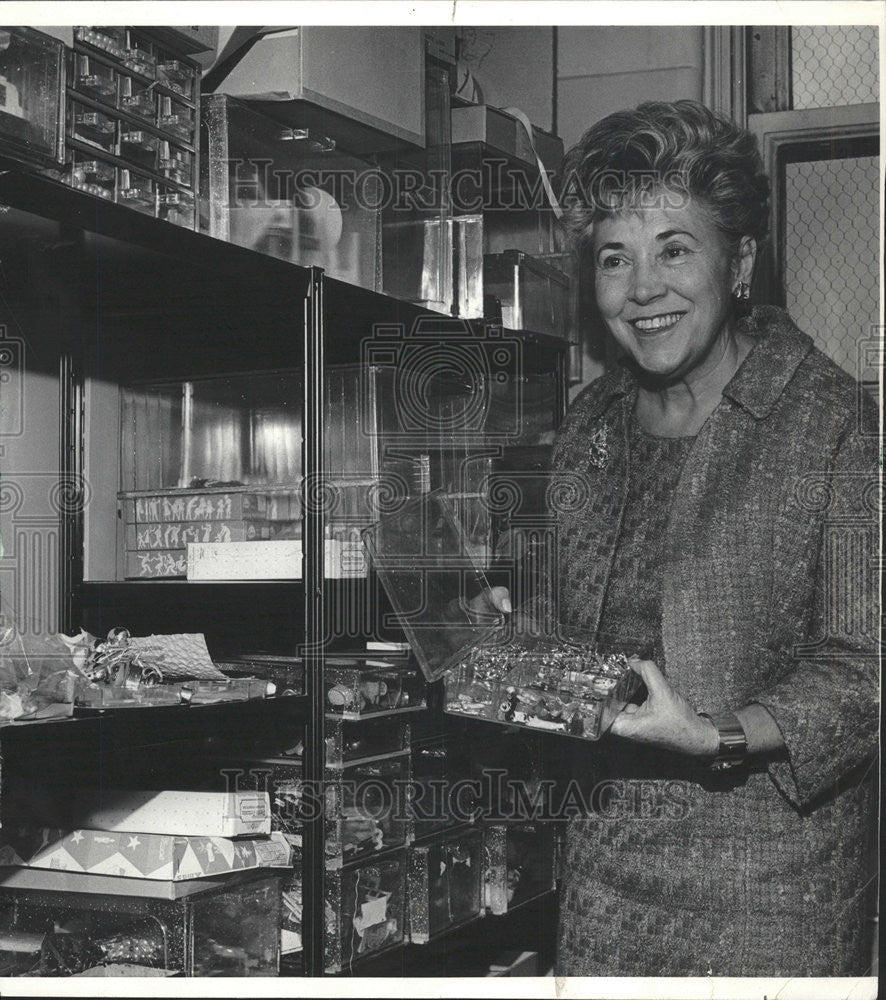 1966 Press Photo Mrs. Austin Cushman checks Mrs. James Ward Thorne&#39;s Miniatures - Historic Images