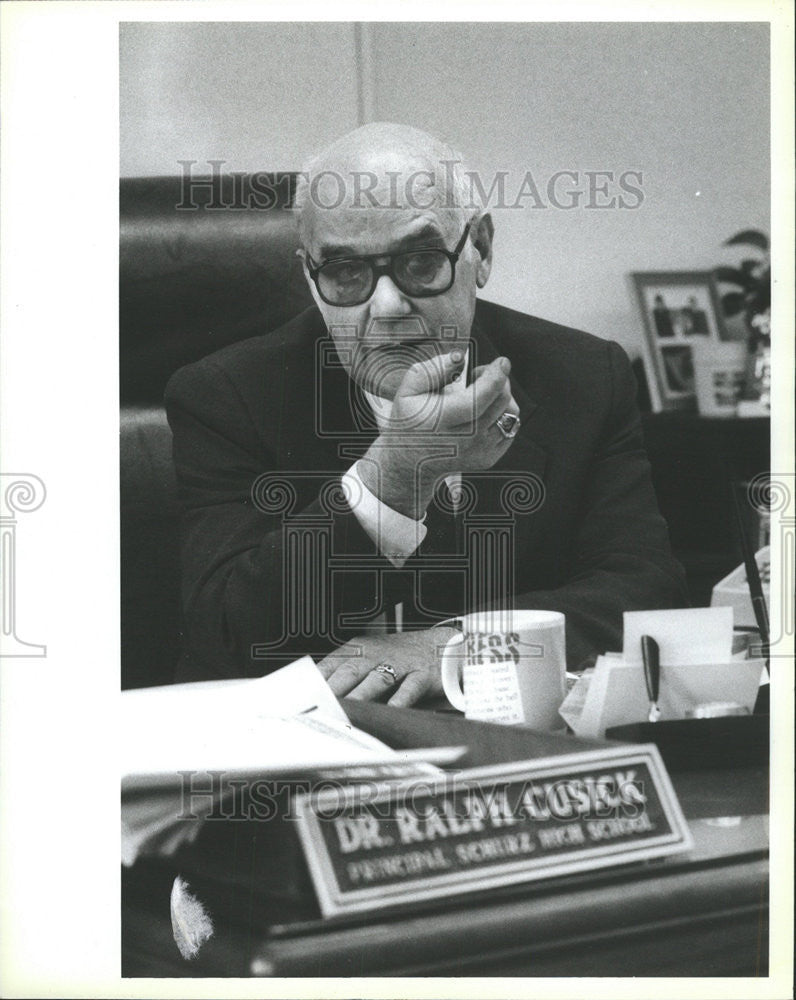 1989 Press Photo Doctor Ralph Cusick Principal Chicago Schurz High School - Historic Images