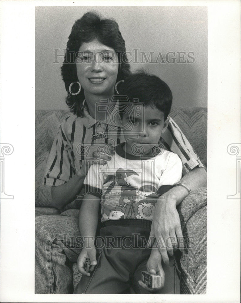 1988 Press Photo Mary Alkhraisat Custody Son Samuel Husband Relatives Jordan - Historic Images