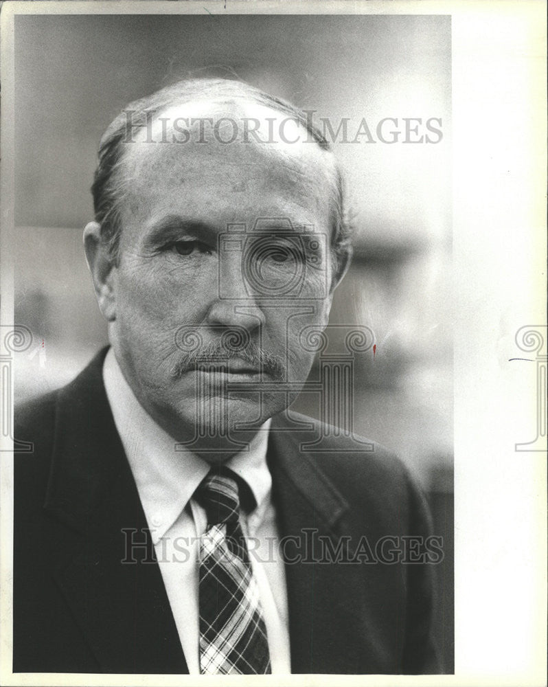 1984 Press Photo Ken Austin Chairman Housemaster America Constantine Office - Historic Images