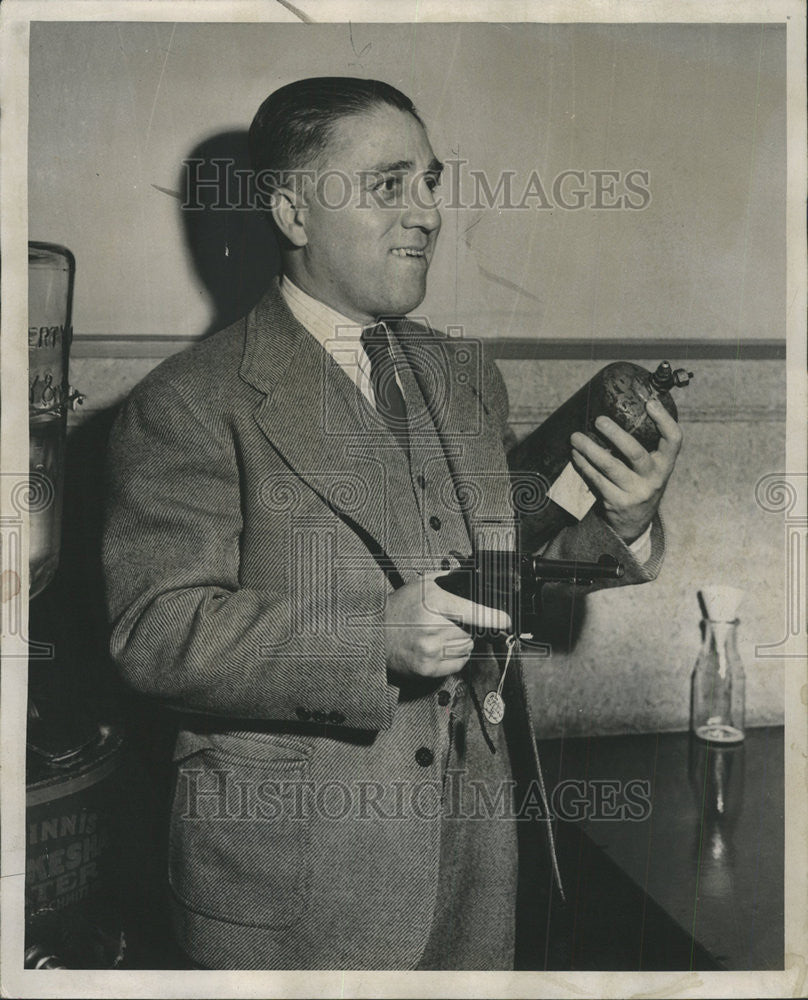 1944 Press Photo Assistant States Attorney Richard Austin Gas Tank Pistol - Historic Images