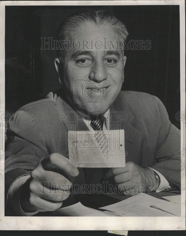 1953 Press Photo Richard Austin States Attorney Exhibits drivers license punch - Historic Images