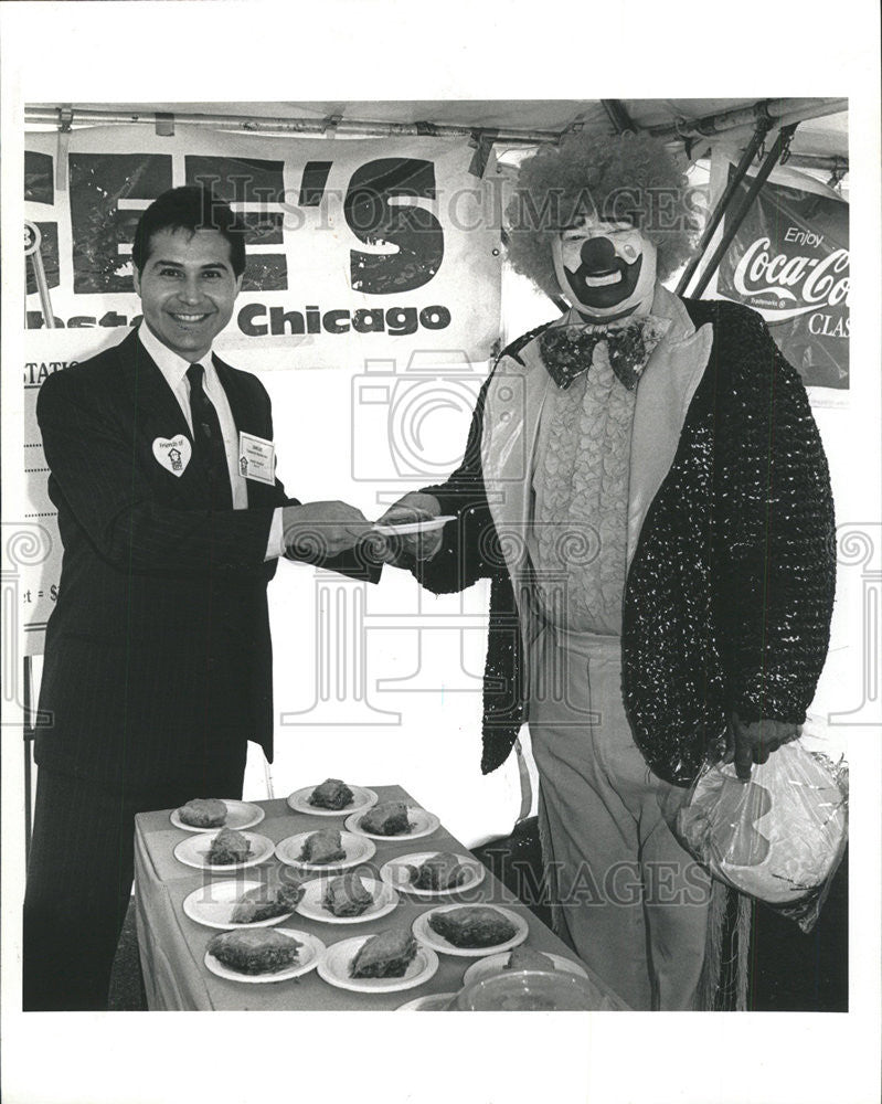 1990 Press Photo NBC Plaza Little City Volunteer Andy Avalos Bucky Clown - Historic Images