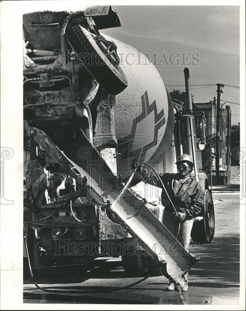 1987 Press Photo Jan Avery Truck Driver Material Service Chicago Hoses Truck - Historic Images