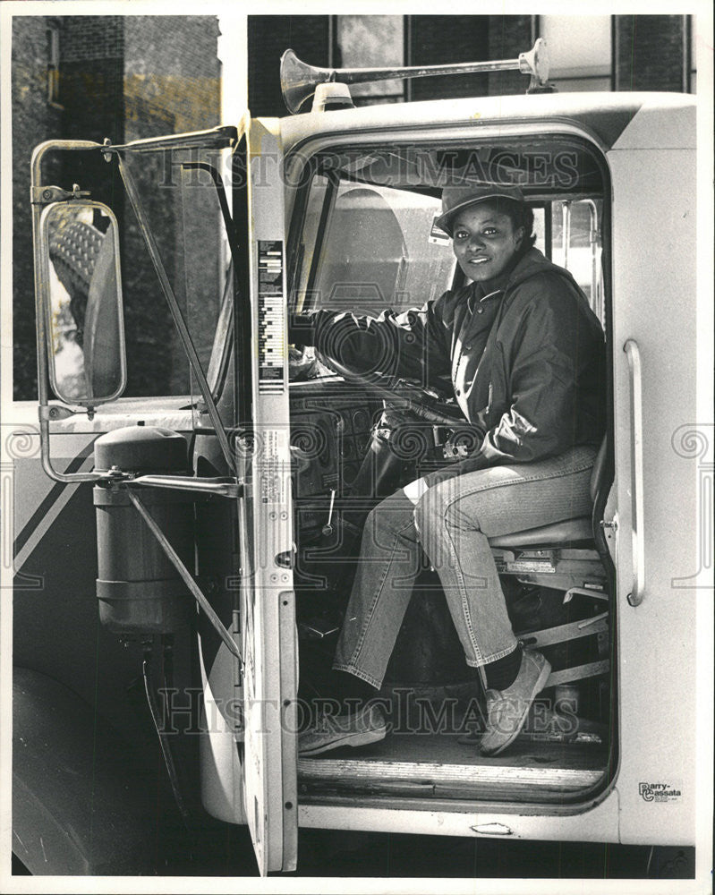 1987 Press Photo Jan Avery Material Service concrete hauler nine years - Historic Images