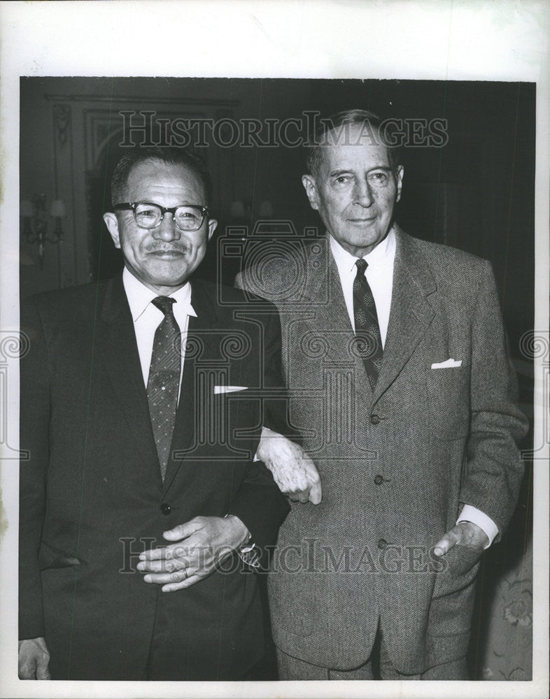 1960 Press Photo General Douglas Mac Arthur Doctor Rytaru Azuma Governor Tokyo - Historic Images