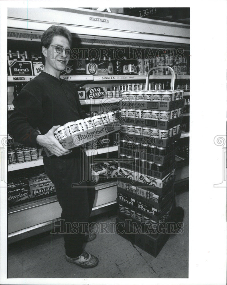 1982 Press Photo Augie Avizaowner Village Market Lake Bluff restocks beer Snap - Historic Images