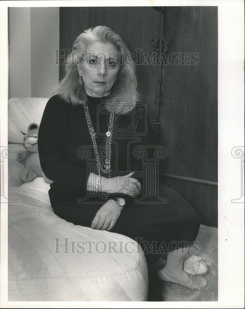 1990 Press Photo Sylvia F Asllani/Suspended Principal/Pickard Elementary/Chicago - Historic Images