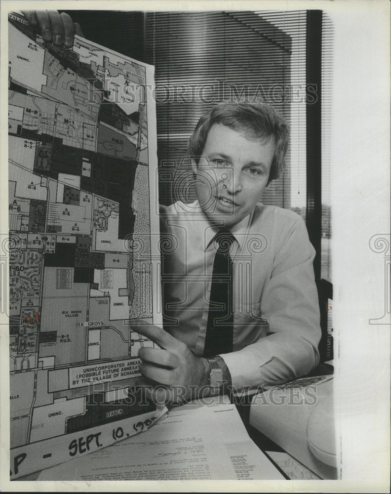 1985 Press Photo Stephen Atkins Schaumburg Village Manager Chicago Cubs - Historic Images