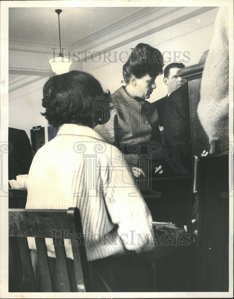 1963 Press Photo Pat Atkins Stands Women Court Thursday Court Reporter - Historic Images