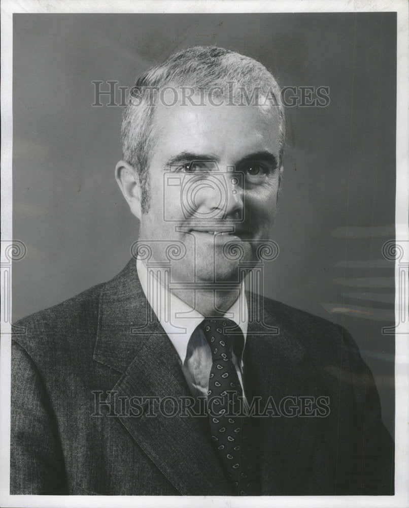 1975 Press Photo John Curran executive Vice President Finance Field Enterprise - Historic Images