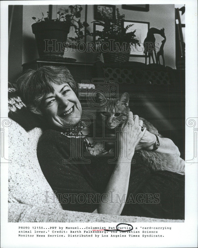 1982 Press Photo Columnist Pat Curtis Pet Cat - Historic Images