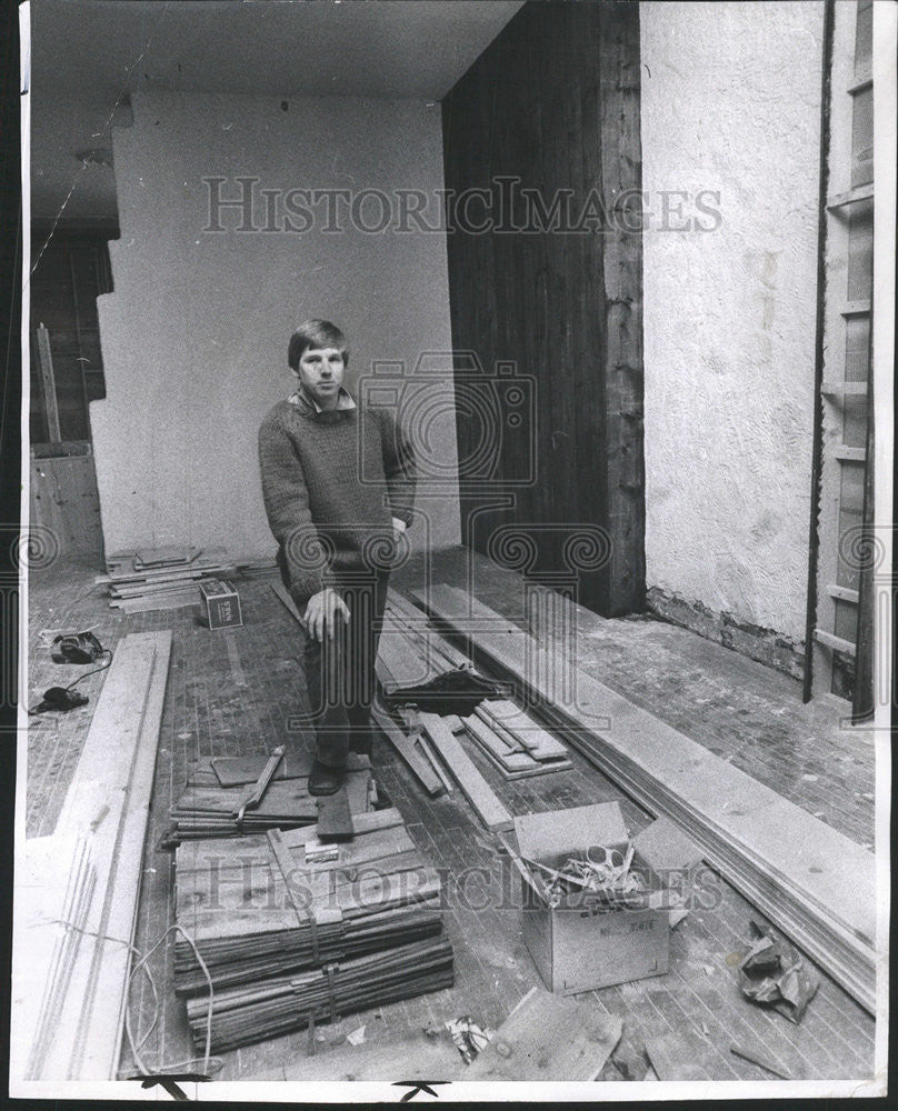 1975 Press Photo Micheal Cullen Halsted Pub Permanent Home Travel Light Theater - Historic Images