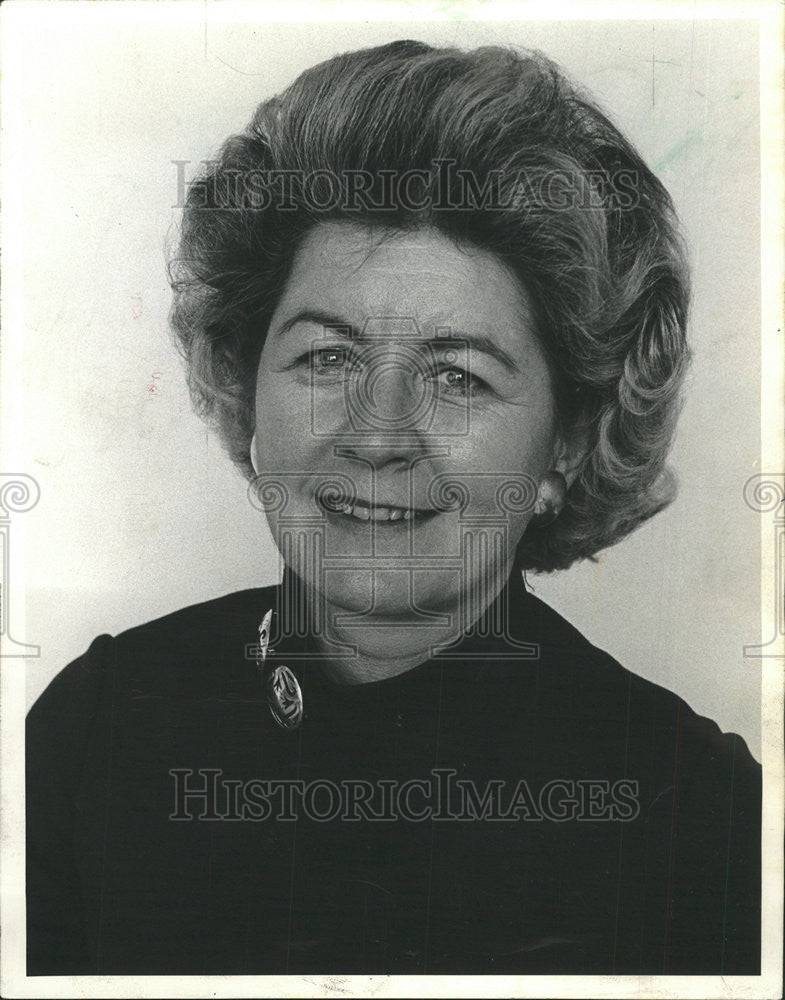 1972 Press Photo Mrs Jean Allard Vice President Business Finance Univ Chicago - Historic Images