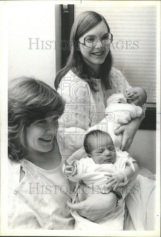 1982 Press Photo Chicago Sisters Cheryl Aldana And Deborah Harris Display Babies - Historic Images