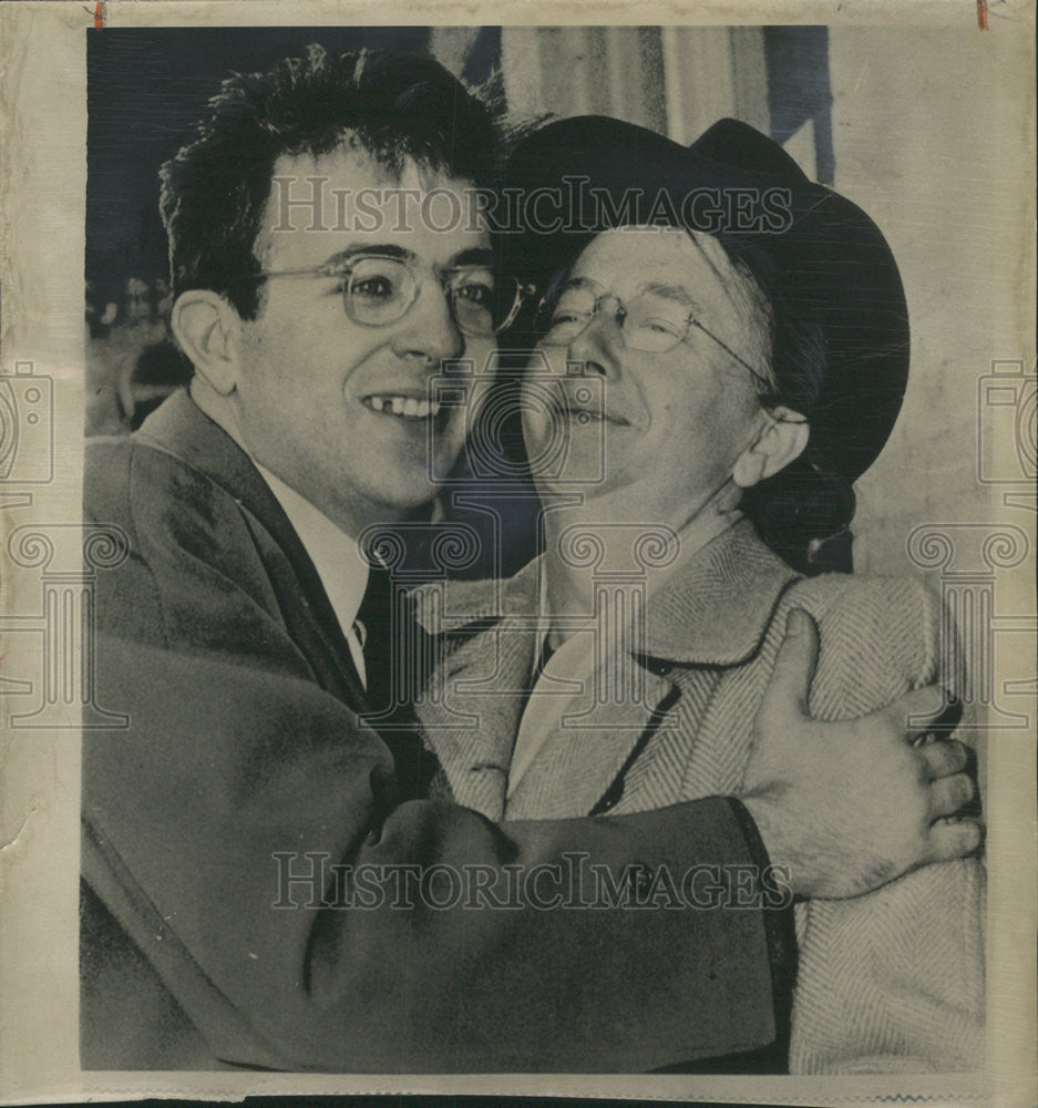 1950 Press Photo Bednasek greets mother Mrs Olga Bednasek acquittal Trail Son - Historic Images