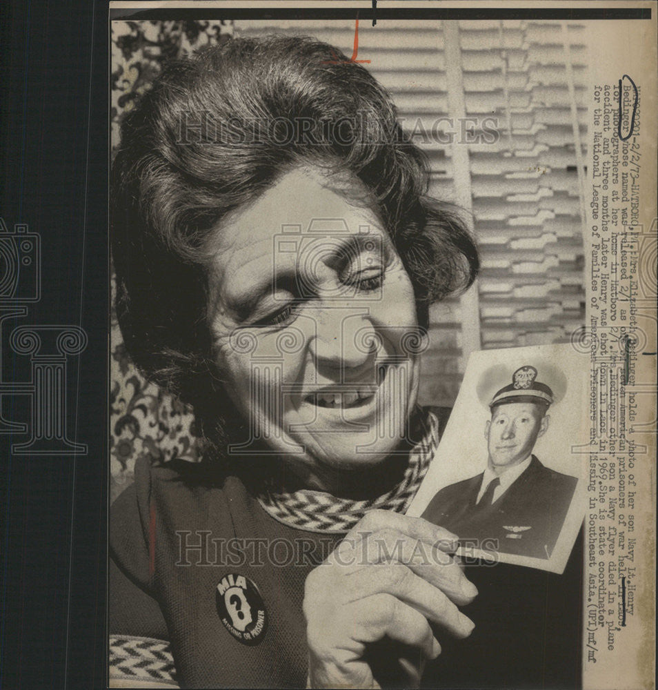 1973 Press Photo Mrs. Elizabeth Bedinger holds a photo of his son Navy Lt. Henry - Historic Images