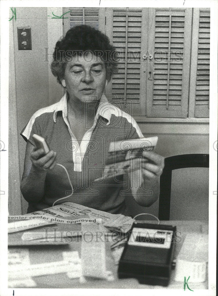 1979 Press Photo Verna Beaver Prepares Tape For The Blind - Historic Images