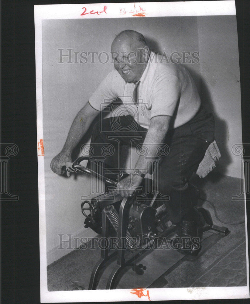 1966 Press Photo Teamster Union boss Dave Beck bicycle Seattle Apartment - Historic Images