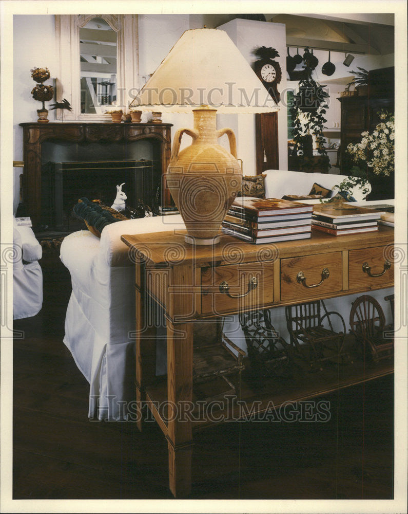 1992 Press Photo Mike Bell&#39;s living room - Historic Images