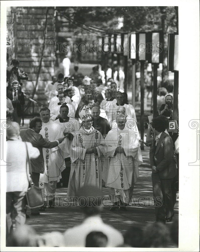 1982 Press Photo Installation Mass Joseph Bernardine Holy name Cathedral - Historic Images