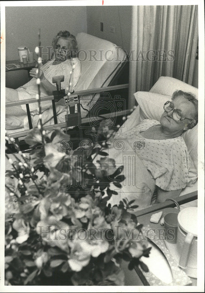 1982 Press Photo Mayor Byrneflowers Central Community Hospital room sisters - Historic Images