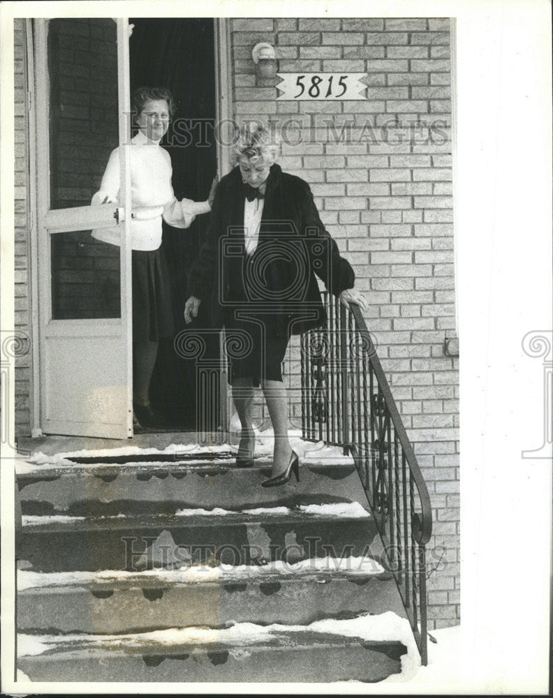 1982 Press Photo Byrne Leaves Emma Mattis  Morgoret Bernak Burglors - Historic Images