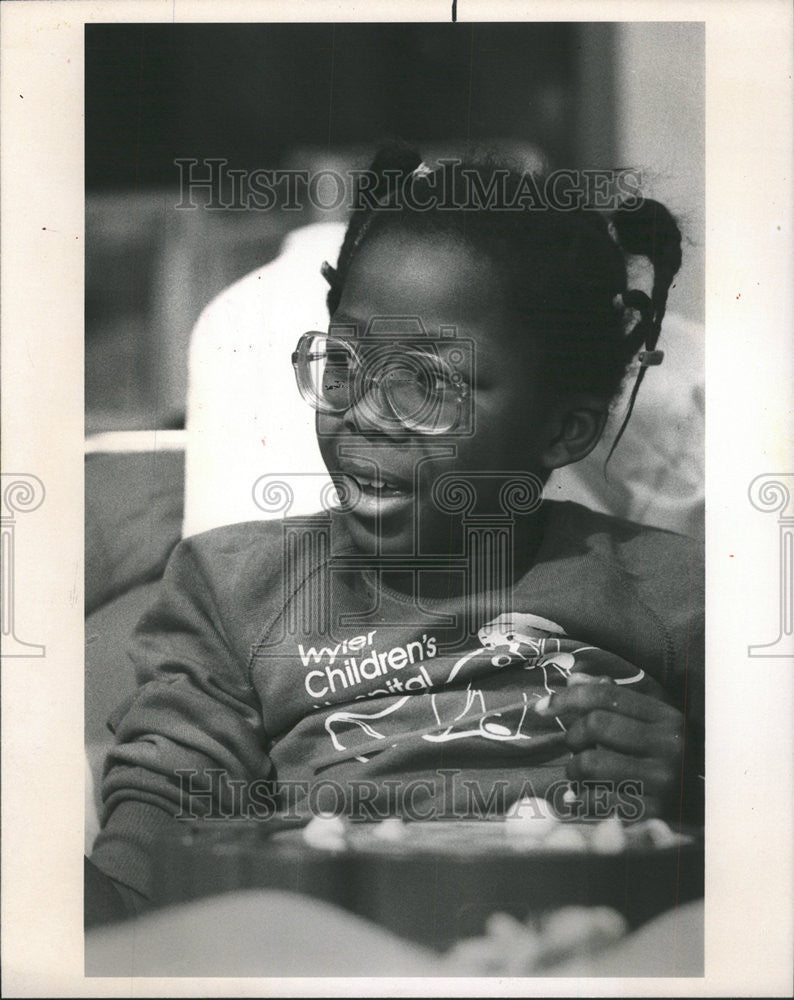 1988 Press Photo Darlwin Carlisle Visits Playroom of Wyler Children&#39;s Hospital - Historic Images