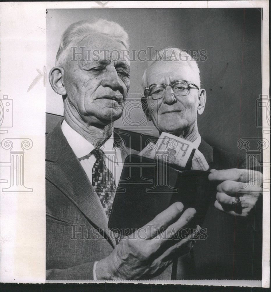 1960 Press Photo Train Robber William Carlisle Meets Victim Chester Ball - Historic Images