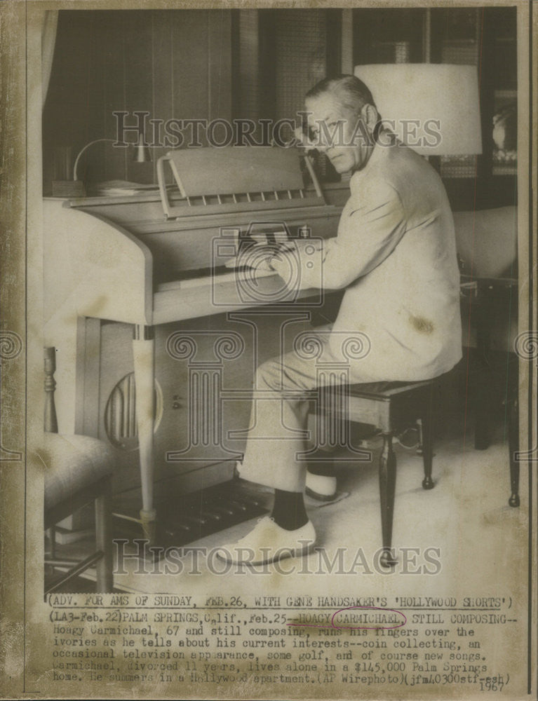 1967 Press Photo Hoagy Carmichael Composer runs fingers ivories interests - Historic Images