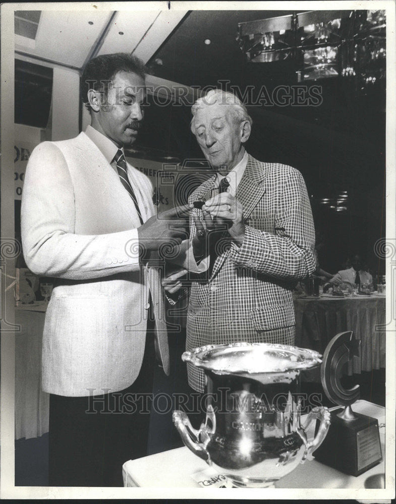 1982 Press Photo Ret Sports Editor John Carmichael &amp; Former Cub Billy Williams - Historic Images