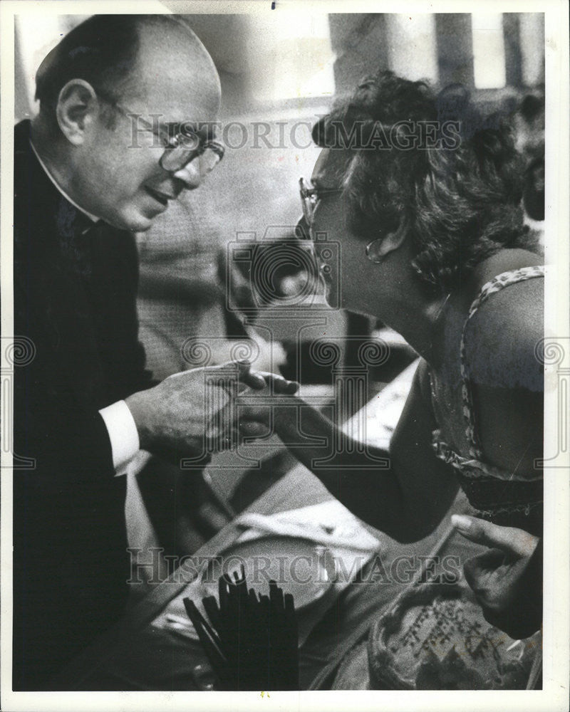 1983 Press Photo Joseph Cardinal Bernadine Greets Parishioner - Historic Images