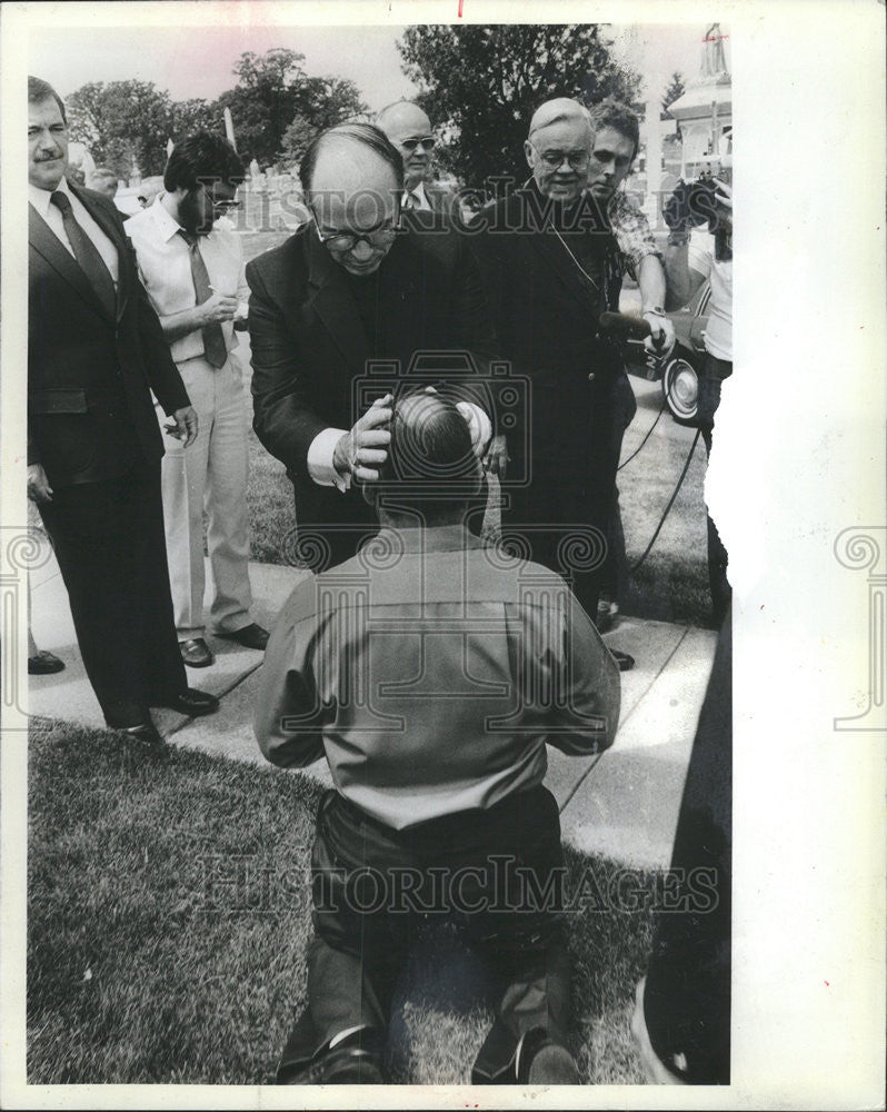 1982 Press Photo Archbishop Joseph Bernardin blesses cemetery aide Rich Konrath - Historic Images