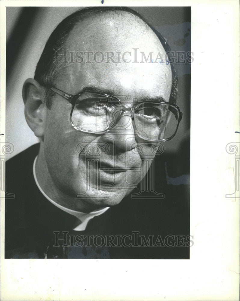 1983 Press Photo Cardinal Bernardine Rome media Hare Airport Arrive Snap - Historic Images