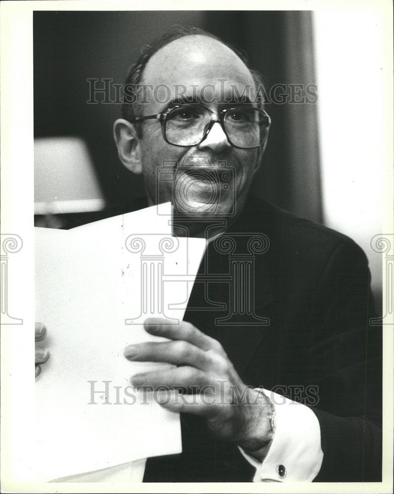 1984 Press Photo Cardinal Bernardin hold papers hand Snap Pose Superior - Historic Images