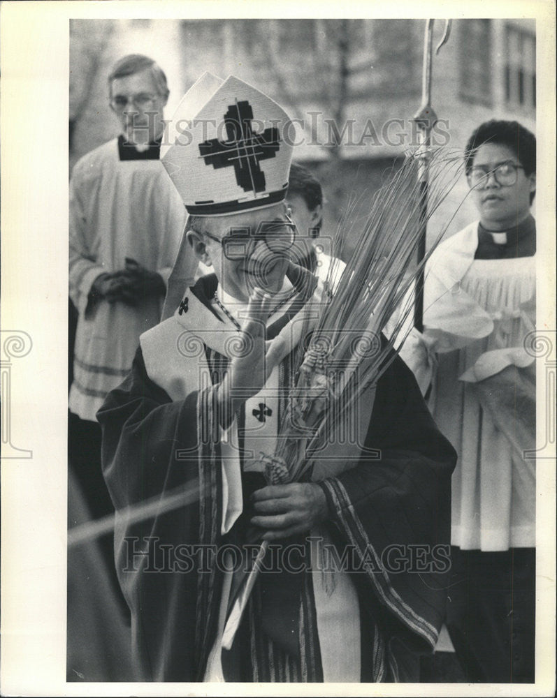 1988 Press Photo Cardinal Joseph Bernardin blesses the palms - Historic Images