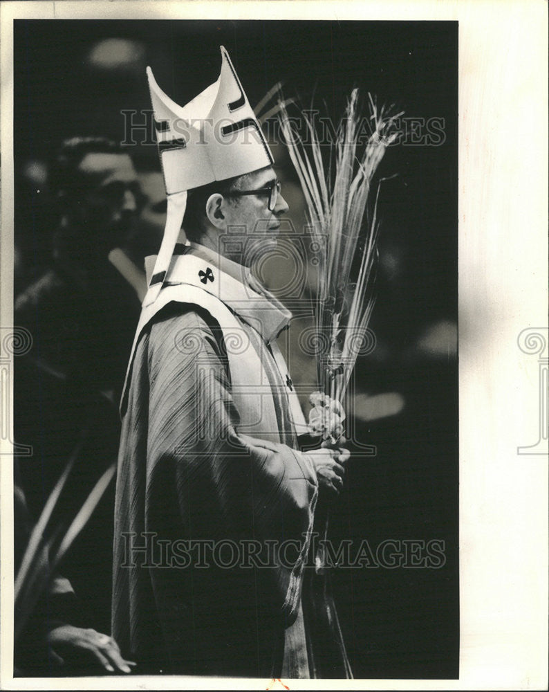 1987 Press Photo Cardinal Joseph Bernardin blesses the palms - Historic Images