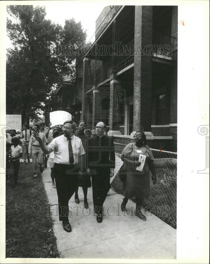 1985 Press Photo Cardinal Joseph Bernardin tours Uptown with Douglas Dobmeyer - Historic Images