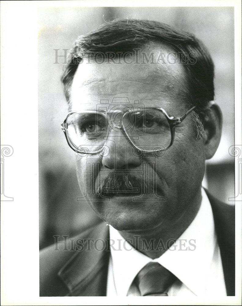 1988 Press Photo Barley, village manager of Oakbrook. - Historic Images