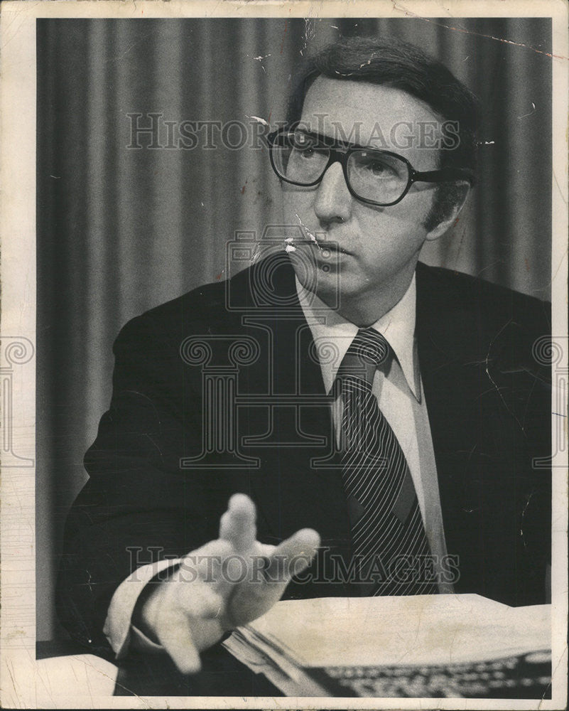 1974 Press Photo Rep Arthur Berman Opposes Education Budget - Historic Images