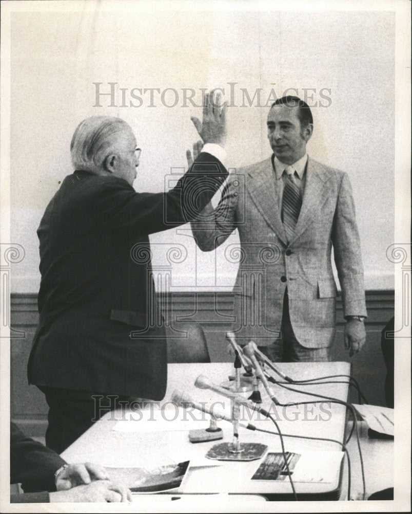 1971 Press Photo Marshall Berlin Sworn In At Kowalski Inquest - Historic Images