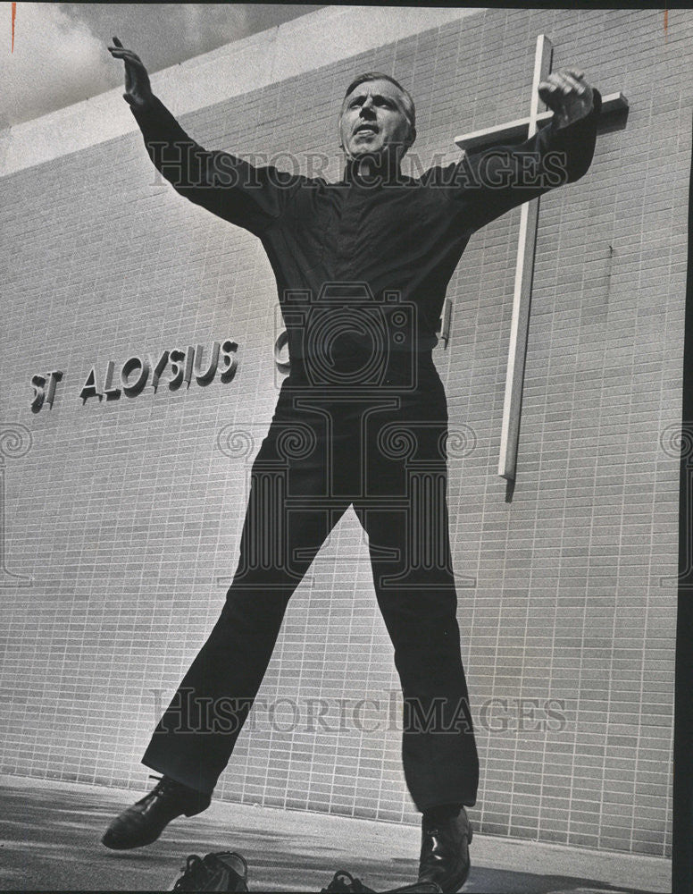 1973 Press Photo Reverend William Berghaus St. Aloysius RC Church - Historic Images