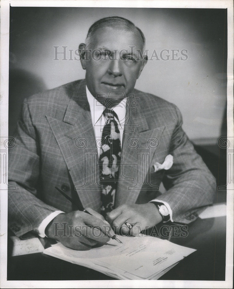 1952 Press Photo Hotel Sherman Board Chairman Frank Bering - Historic Images