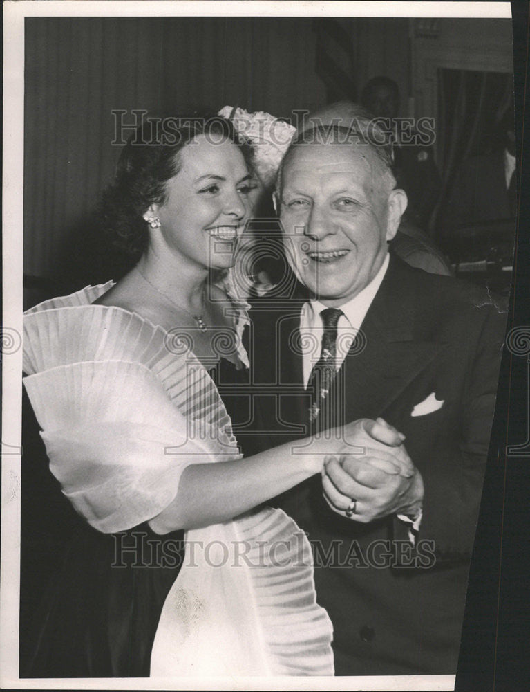 1950 Press Photo Hotel Sherman Board Chairman Frank Bering - Historic Images