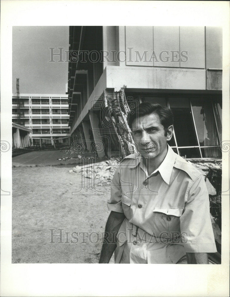 1971 Press Photo ABC News Science Editor Jules Bergman Earthquake! - Historic Images