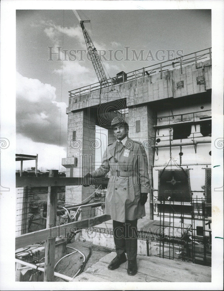 1977 Press Photo Reporter Jules Bergman Nuclear Power: Pros and Cons - Historic Images