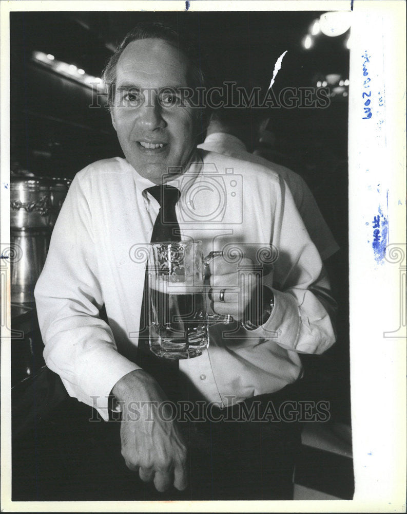 1986 Press Photo The bar at Berghoff, owner Herman at bar. - Historic Images