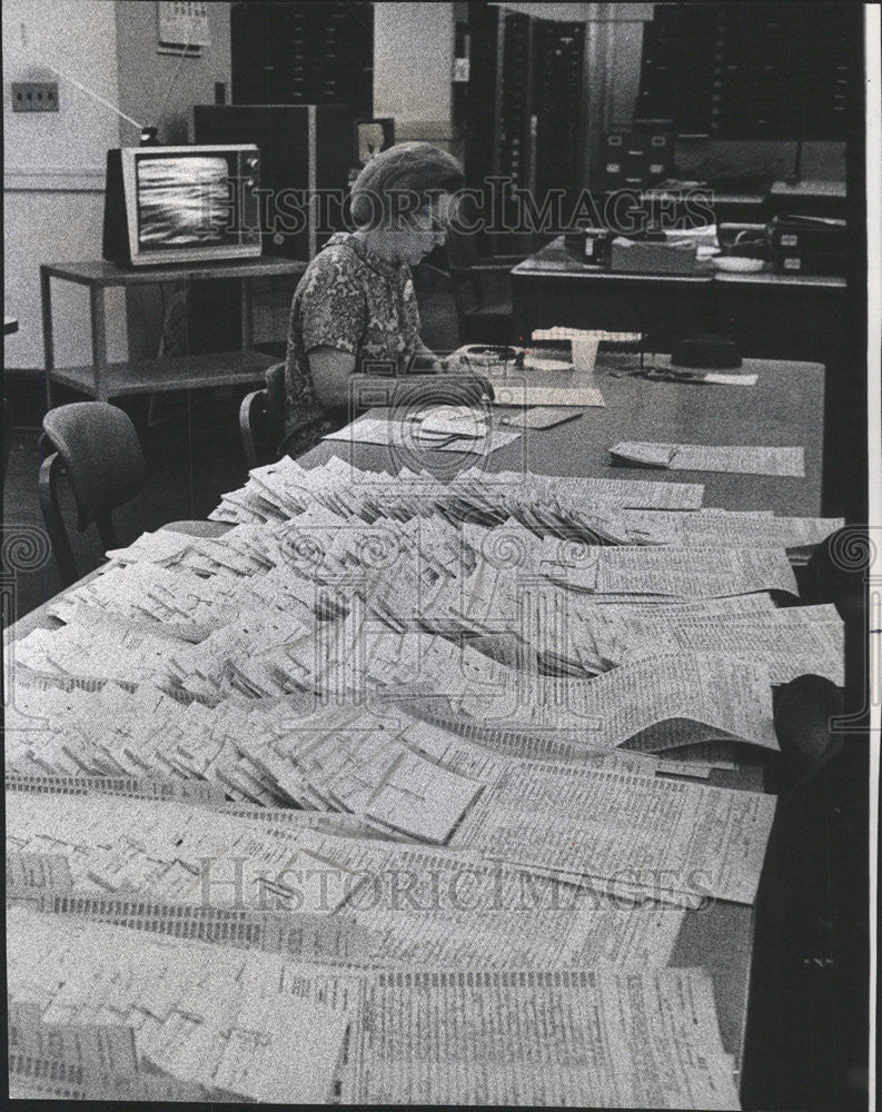 1972 Press Photo Raymond K. Berg Election Voter Petition - Historic Images