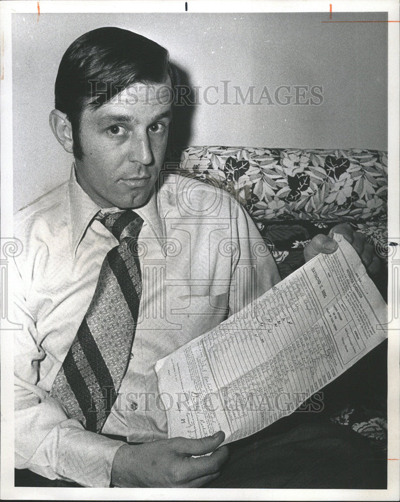 1971 Press Photo Raymond Parker Berg Petition Signing - Historic Images