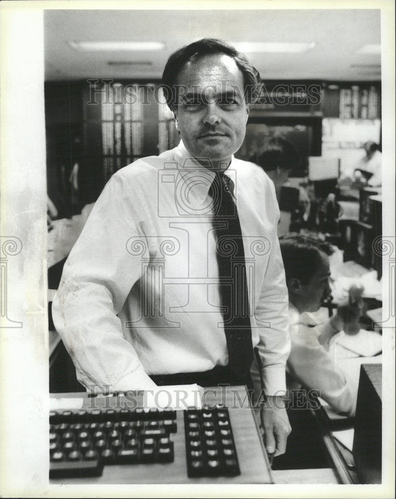 1985 Press Photo Christopher T. Anderson Sales Manager Govt. Securities. At Desk - Historic Images